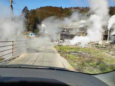 温泉蒸気で前が見えなくなる