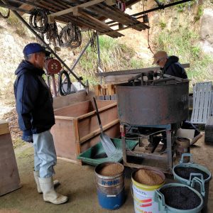 山土、もみ殻燻炭、米糠肥料を混ぜて苗土作り