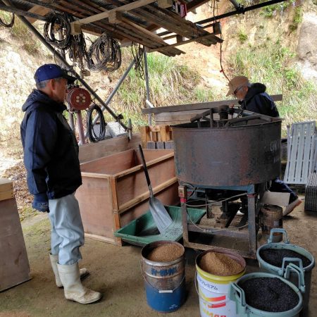山土、もみ殻燻炭、米糠肥料を混ぜて苗土作り