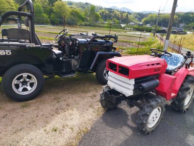 赤の四輪駆動、黒の四輪駆動　どちらも好きな乗り物