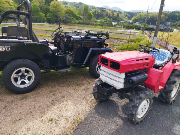 赤の四輪駆動、黒の四輪駆動　どちらも好きな乗り物