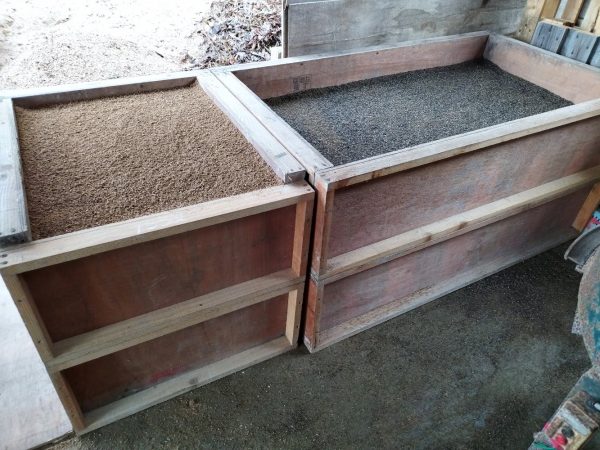 出来上がった苗土（床土）右側と左側の覆土