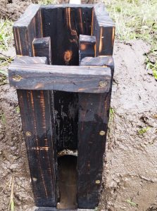 焼き杉板で作った排水口