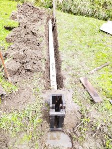 パイプの向こう側を下げて流れるように