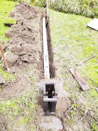 パイプの向こう側を下げて流れるように