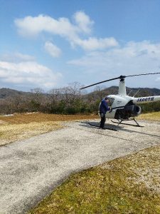 方位110度（前方の山の一番低い部分）に向かっている50分飛ぶと倉敷上空を通過して岡南飛行場に