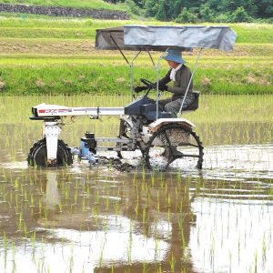前輪と後輪の間に在った植付部分を外しネットで見つけた除草機を取付けた