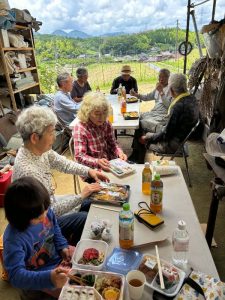 昼はみんなで一緒に弁当、差し入れのシュークリームやケーキをコーヒーでいただく